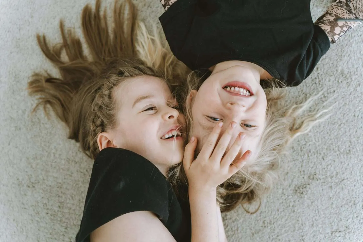 Au pair riendo y jugando con niños en un hogar español